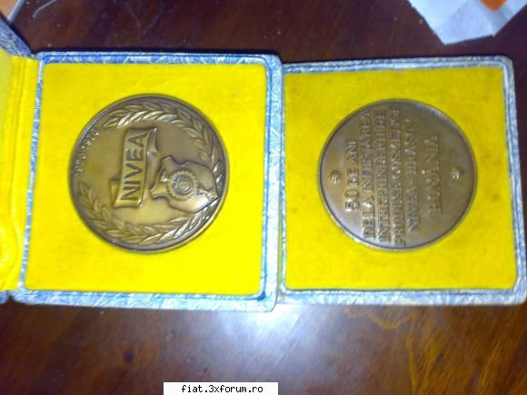 vand medalii pentru amatorii vechituri gasit intr-o lada medalii nivea 1976 bronz (cca diametru