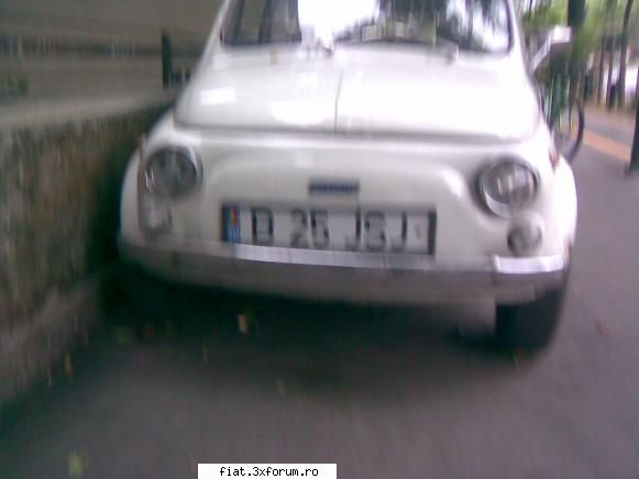 fiat 500 langa romana. masina a apartinut unui consul din italia insa un nene in varsta de acolo  a