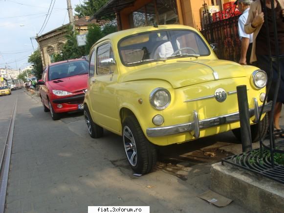 au muncit la greu baietii pentru masinuta asta... fiat 600 in trafic, pe strazi, in hangare... si pe