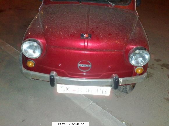 arata de parca ar fi venit cu ea din serbia pe roti pana aici, cam murdara... fiat 600 in trafic, pe