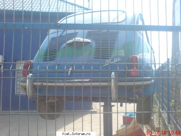 ... mai ciugulesc ceva de pe ea dar nu prea am ce!!! fiat 600 in trafic, pe strazi, in hangare... si