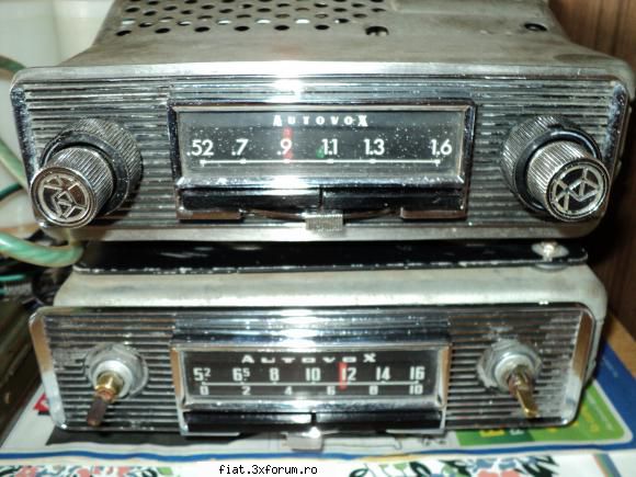 fiat 1800b 1967 cele doua modele radio care fost montate fiat 1800.din pacate unul butoanele.