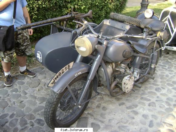 frumuseti surprinse trafic atas faina, (probabil ural m72) vopsit panzergrau arate bmw r75.