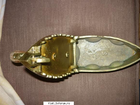 radio incorporat ,fier calcat carbuni din bronz etc poza2