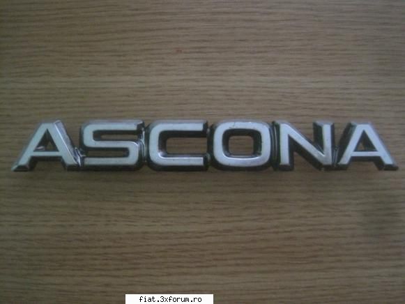 vand diverse embleme emblemele uap, dacia aro s-au rekord lei (sunt doua)scris 1100 leiscris ascona