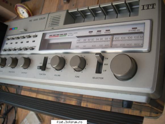 radiouri adaug urmatorul lot aparate :mini radio alb german, dragut functional -35 intersound gri