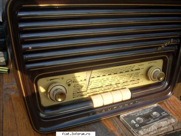 radiouri poze noi radioul blaupunkt santos din anii '50s este intact, geamul scala este spart, are