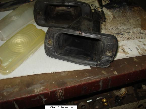 poza cu coltul rupt al mansonului protector  laterale de pe aripi ptr  fiat 850
