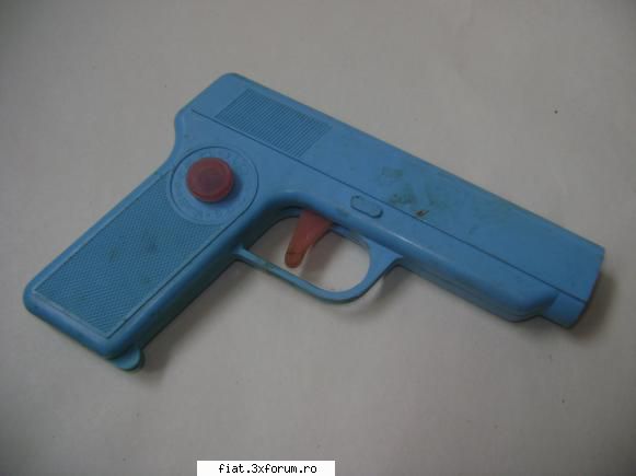 jucarii tabla sau plastic (ro, ddr, ussr, japonia, china) aveti idee are acest pistol?