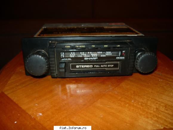 radiouri auto vechi radio sharp-60 lei