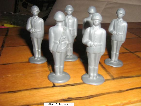 jucarii tabla sau plastic (ro, ddr, ussr, japonia, china) soldati din metal6 bucati inaltime cmpret