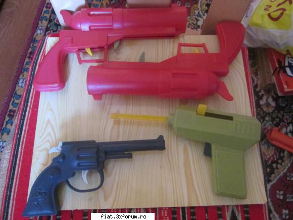 jucarii tabla sau plastic (ro, ddr, ussr, japonia, china) patru pistoale romanesti. vand toate