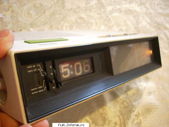 old-radios adaug aparat radio ceas tip flip marca culoarea alba subliniaza acest aspect, comenzi