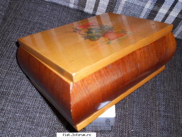 obiecte vechi frumoasa cutie caseta bijuterii din lemn, pictata are lungime -  17cm latime- 9cm