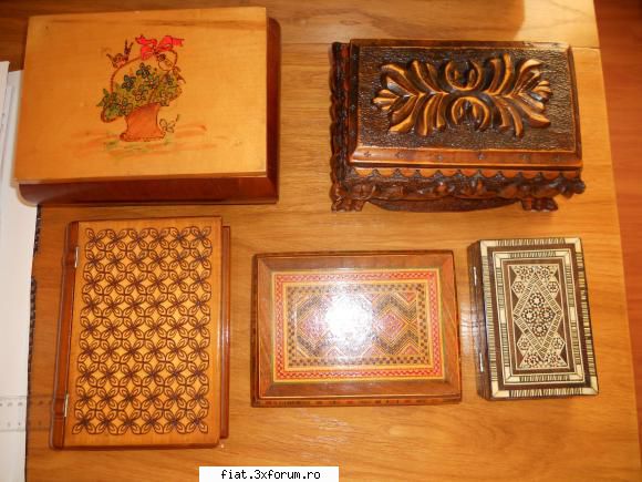 obiecte vechi sunt cutii lemn vechi, intarsie.