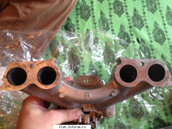 poza vand o galerie de admisie si un carburator dellorto pt fiat 124