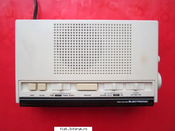 poza vand aparat de radio cu ceas vintage ,  hitachi kc 671h , anii 80