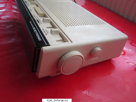 poza vand aparat de radio cu ceas vintage ,  hitachi kc 671h , anii 80
