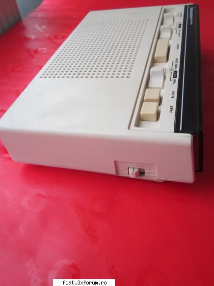 poza vand aparat de radio cu ceas vintage ,  hitachi kc 671h , anii 80