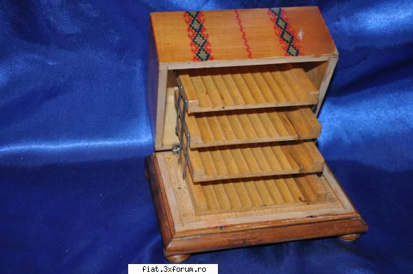 obiecte vechi cutie tigari aprox: 15x12x9cm este veche, prezinta unele semne fata sus.pret lei.ofer