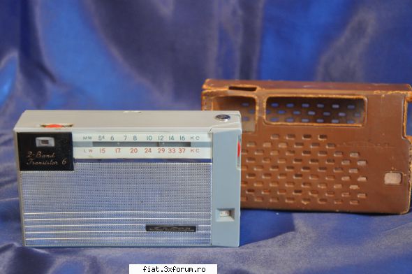 obiecte vechi sharp band transistor 6radio portabil anii '60.stare mai uzata, are crapatura sus.husa