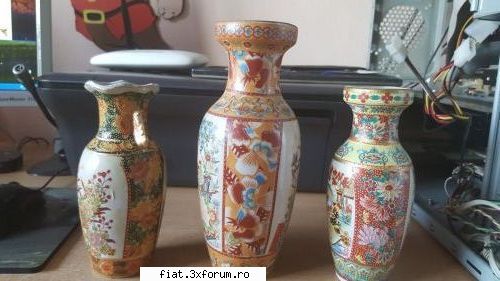 obiecte vechi din perioada comunista trei vaze portelan decorate sau ambele vaze este iar diametru