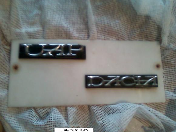 Bazarul cu stopuri, semnale, borduri, etc - placa plastic +2 embleme DACIA se da asa cum e - Anunturi
