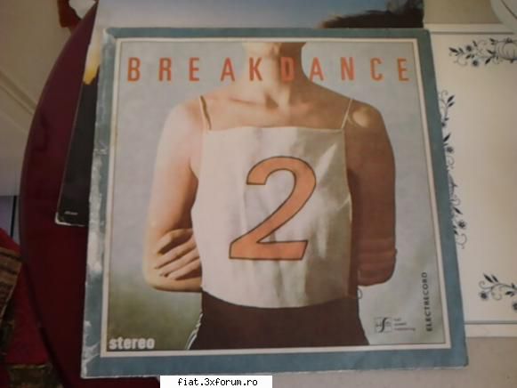 Bibelouri portelan epoca ceausista. - Disc vilin Break Dance scos la Electrecord Studio - Classic corner