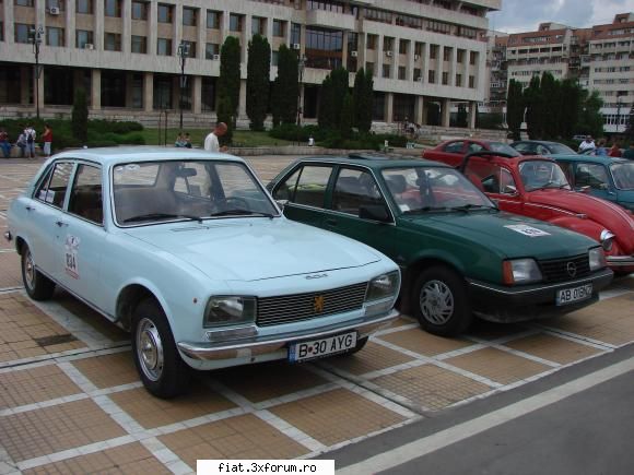 un peugeot , masina restaurata , la acest raliu a prin si rezistenta la . brasov classic rally 2008