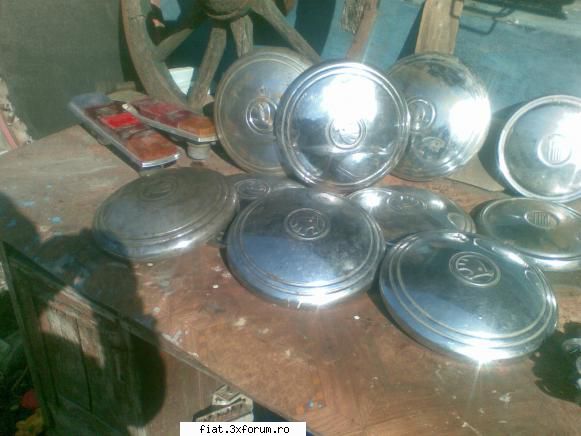 Capace roti Skoda MB - Vand 8 buc capace roti de Skoda , 4 buc manere de - Anunturi