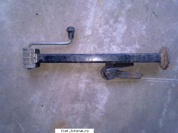 Caut dinam Fiat 600D 1964 - Poza cric Zastava - Club Fiat 500 & 600