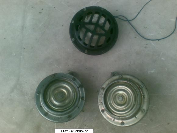 Claxon auto de vanzare . - Claxon 12v ...2sunt de Dacie iar cel negru este - Anunturi