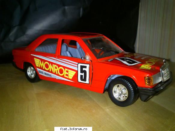 Colectia Lucas - Mercedes 190 BBurago decorare Monroe. Scara 1/24 - Classic corner