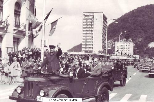 Din cutia cu amintiri partea 1-a - Neamt 1970. Interesante Volgile pe stanga, una - Classic corner