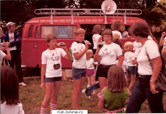 Din cutia cu amintiri partea 1-a - In 1980, la Eforie, copiii se plimba pe langa - Classic corner
