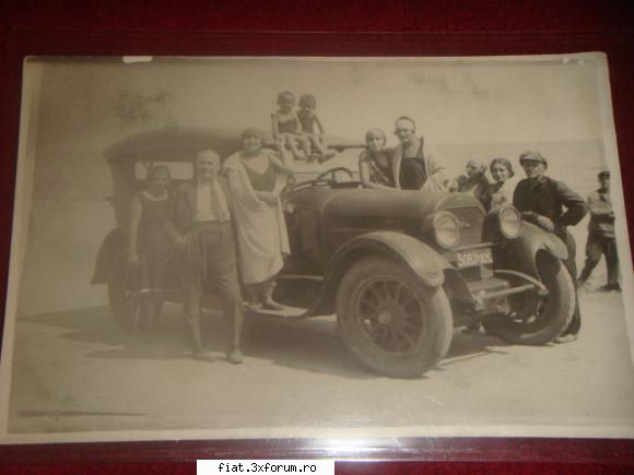 Din cutia cu amintiri partea 1-a - o familie fericita langa un Cadillac - 38 Is - Classic corner