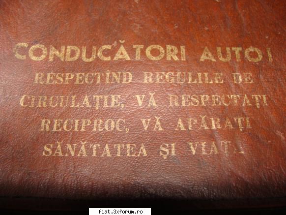 Doua borsete comuniste - Una dintre ele are un fermoar defect - Anunturi