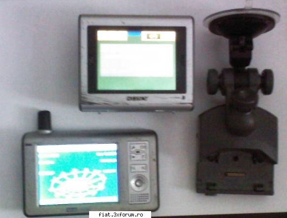 Electronice- Console, Jocuri, BlackBerry, GPS - Poza reala cu GPS-ul Sony si inca unul Bluemedia - Anunturi