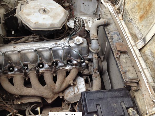 Fiat 1800 alb - 1967 - Compartimentul motor. Mult de spalat si - Club Fiat 1800