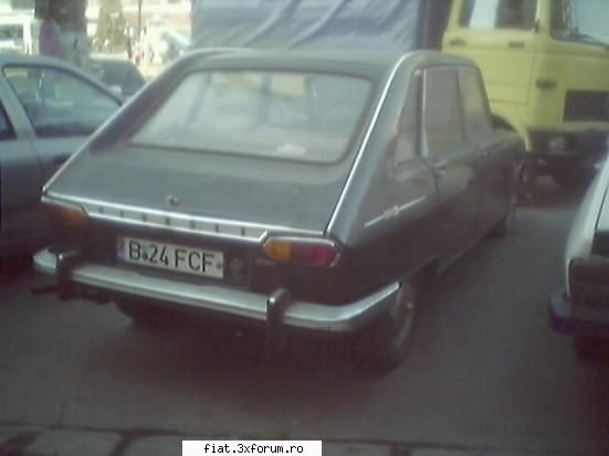Frumuseti surprinse in trafic - in aceeasi parcare de la obor 2 renaulturi 16 - Classic corner