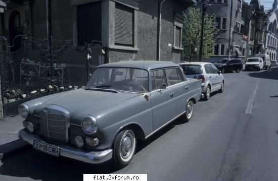 Frumuseti surprinse in trafic - Mercedes 190D "coadă de rândunică" din - Classic corner