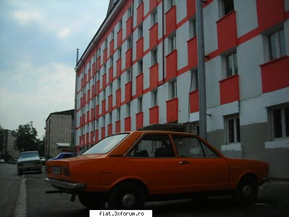Frumuseti surprinse in trafic - Un vechi Audi 80 in fata unui bloc colorat - Classic corner