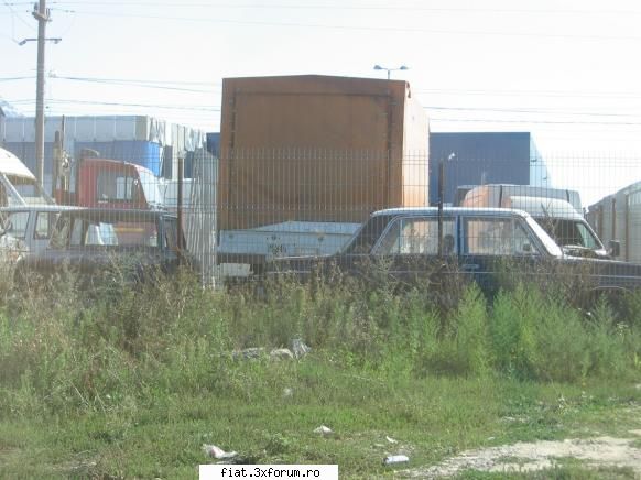 Frumuseti surprinse in trafic - in acelasi parc , fiat 125 si un alfa romeo anii - Classic corner