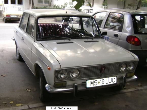 Frumuseti surprinse in trafic - si un Lada,in apropriera Renault-ului - Classic corner