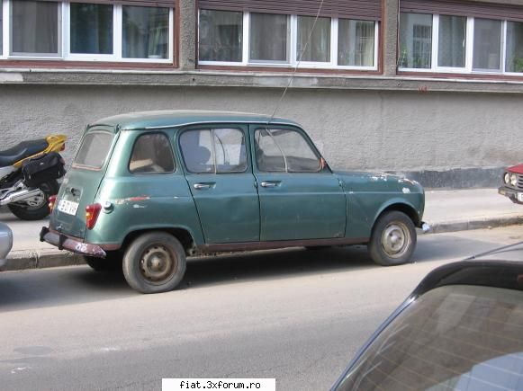 Frumuseti surprinse in trafic - renault 4 pe str Justitiei - Classic corner