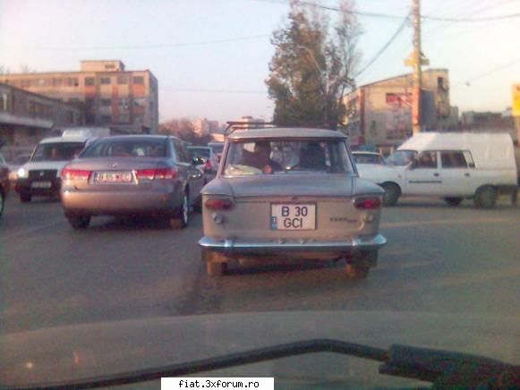 Frumuseti surprinse in trafic - fiat 1300 la targ vitan in plin trafic , vopsita - Classic corner