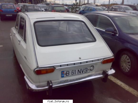 Frumuseti surprinse in trafic - poza e f recenta , masinile stau acolo de mai - Classic corner