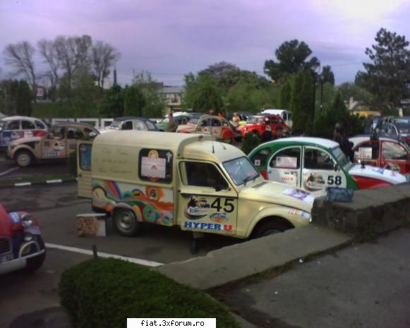 Frumuseti surprinse in trafic - 3...Miscare de frunte a revistei 2CV Magazine - Classic corner
