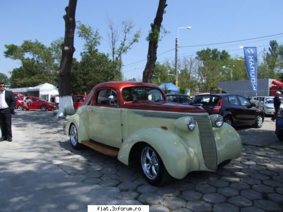 Frumuseti surprinse in trafic - Dinou "Dictatorul" - Classic corner