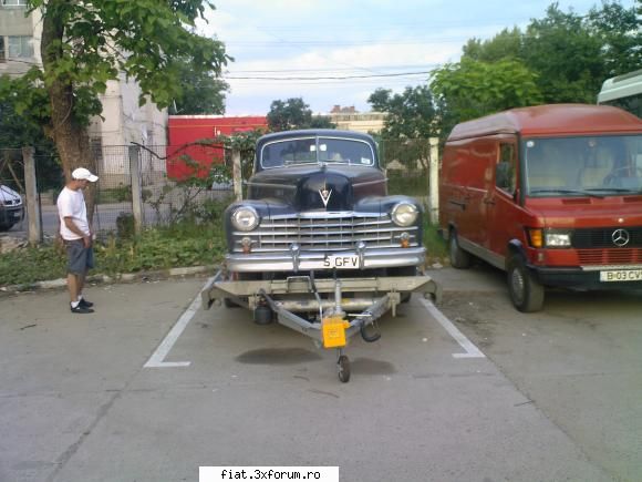 Frumuseti surprinse in trafic - si un cadilac vechi - Classic corner